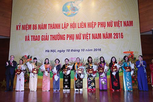 Chủ tịch Ủy ban Trung ương Mặt trận Tổ quốc Việt Nam Nguyễn Thiện Nhân và Chủ tịch Hội LHPNVN Nguyễn Thị Thu Hà trao Giải thưởng Phụ nữ Việt Nam 2016 cho các cá nhân